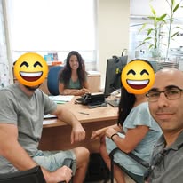 אורי שמואל בפגישה עם זוג צעיר במשרד — מורן גרימברג ובן זוגה