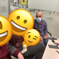 אורי שמואל עם משפחת דהן בעת חתימה על משכנתא — ליווי בקורונה