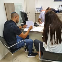 אלמוג בן חמו בפגישת חתימה במשרד