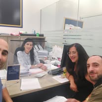 פגישת חתימה עם הזוג חסון, אורי שמואל ונציגת הבנק